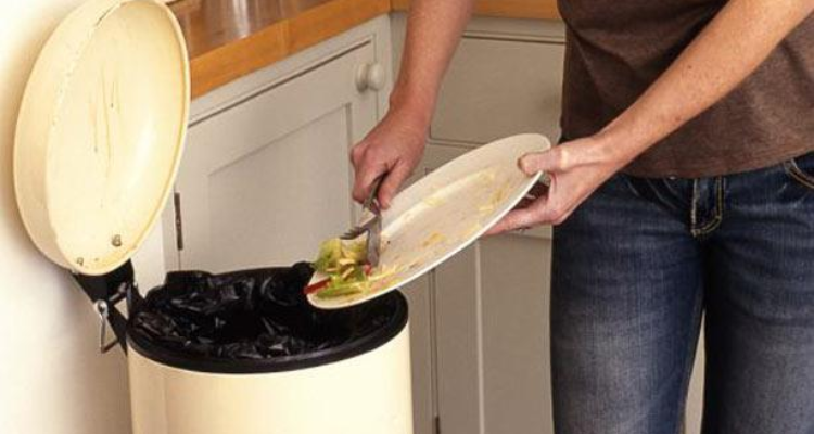 خلال شهر رمضان: 66 بالمائة من الأطعمة تلقى في سلة القمامة