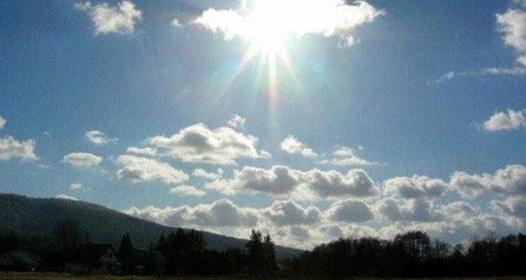 طقس اليوم: أجواء قليلة السحب و مغيمة جزئيا بالشمال والوسط