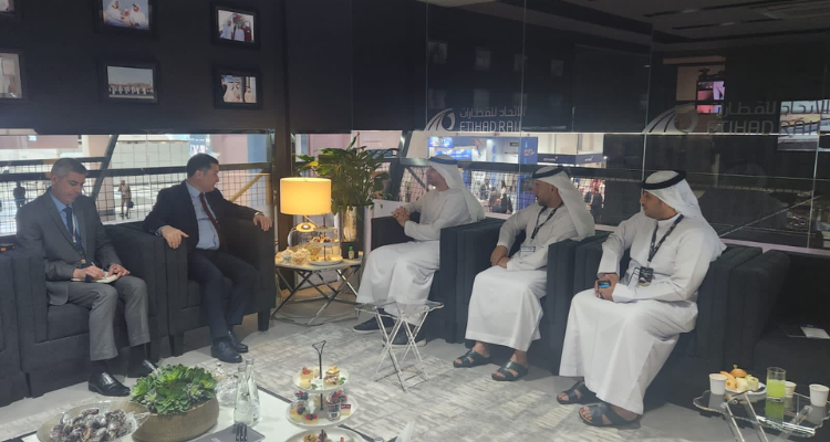 وزير النقل يتباحث مع الرئيس التنفيذي لشركة الاتحاد للقطارات بالامارات فرص التعاون الثنائي