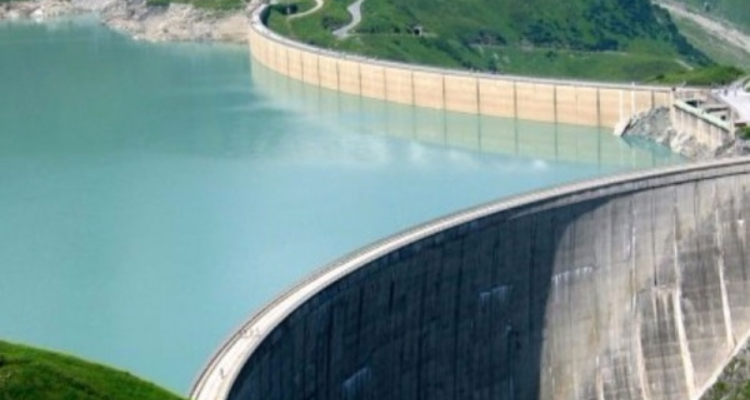 كارثة بيئية تهدد مياه الري والشرب: سكب مياه وادي "الغريس" الملوثة  بسد لبنة بنابل