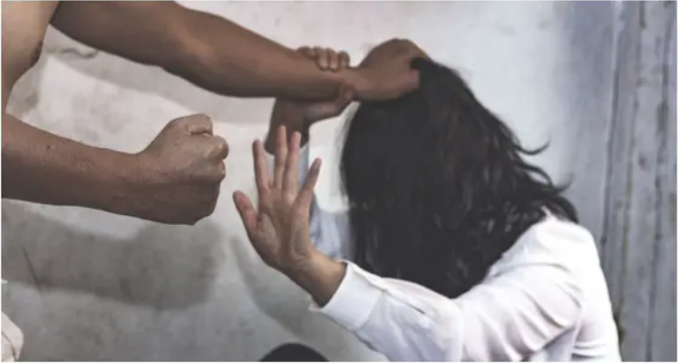 القيروان: تعرّض امرأة للضرب على مستوى الرأس وتشويه وجهها  بآلة حالة من قبل طليقها