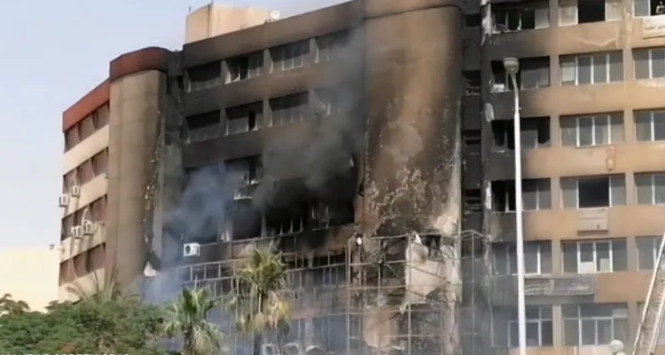 مصر:  اندلاع حريق بمبنى حكومي في القاهرة