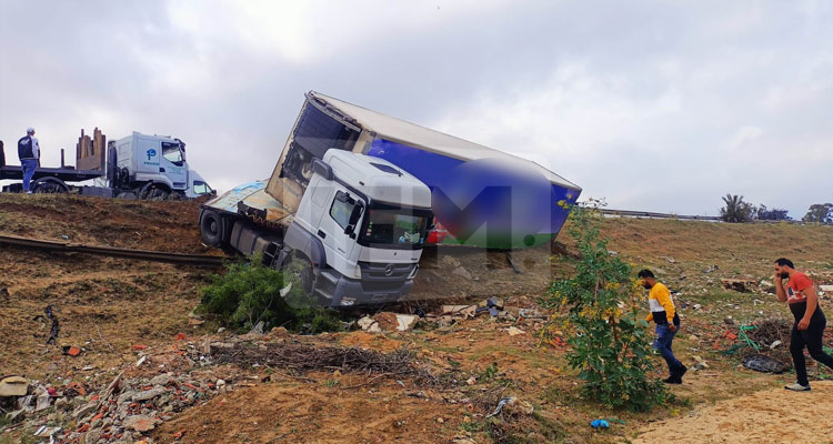 انزلاق شاحنة ثقيلة على مستوى الطريق السيارة  الحمامات - تونس