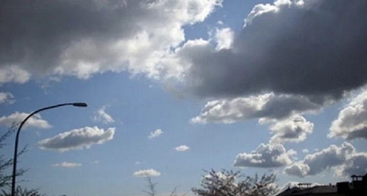 اليوم: طقس مغيم بأغلب المناطق مع أمطار متفرقة ورعدية ليلا