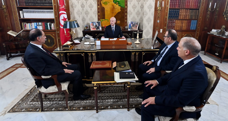 ماذا في لقاء رئيس الدولة بوزير الداخلية والمدير العام للأمن الوطني وآمر الحرس الوطني