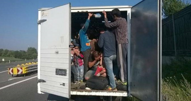 القصرين: ضبط شاحنة على متنها 9 أفارقة بصدد اجتياز الحدود البرية خلسة