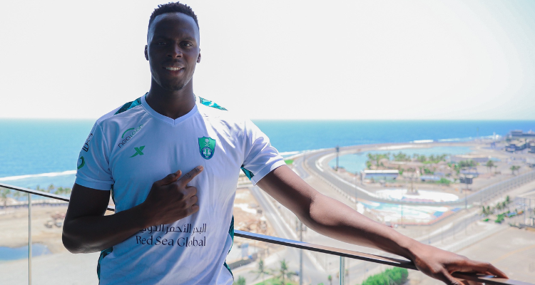 الأهلي السعودي يضم رسميا الحارس السنغالي ماندي