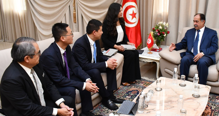 وزير الداخلية يتباحث مع وفد من شركة "هواوي' أوجه التعاون في مجال تطوير المنظومة الرقمية