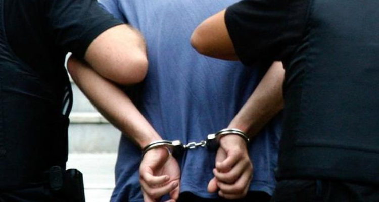 القبض على منحرف خطير حاول التصدي للأمنيين بعلبتي غاز مشل للحركة