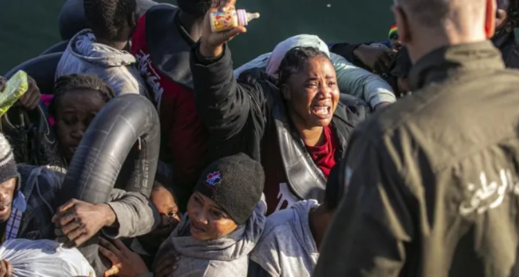 هيومن رايتس ووتش تدعو الحكومة إلى وقف عمليات طرد المهاجرين وطالبي اللجوء الأفارقة نحو الحدود التونسية الليبية