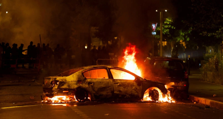 محتجون يقتحمون منزل رئيس بلدية باريس  ويحاولون حرقه