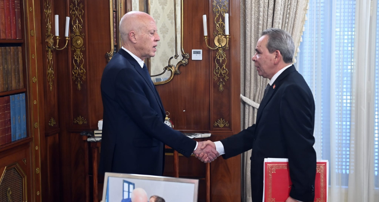 سعيّد يدعو رئيس الحكومة الى الإسراع بتطهير الإدارة التونسية