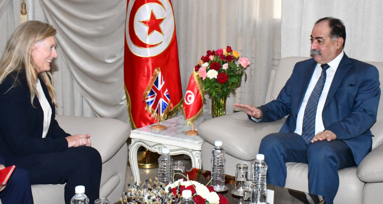وزير الداخلية يتباحث مع سفيرة المملكة المتحدة بتونس ملف الهجرة غير النظامية