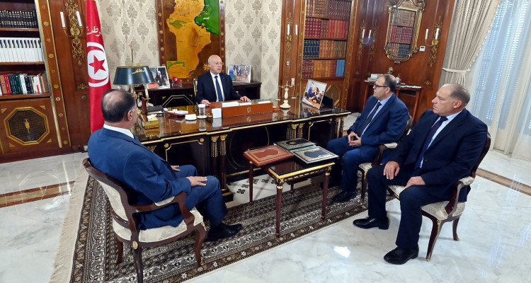 فحوى اجتماع رئيس الدولة بوزير الداخلية والمدير العام للأمن الوطني والمدير العام آمر الحرس الوطني