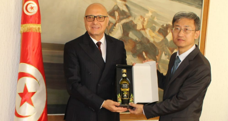 وزير الفلاحة يتباحث مع سفير الصين بتونس سبل تعزيز علاقات التعاون بين البلدين في المجال الفلاحي
