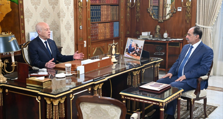 رئيس الجمهورية يدعو وزير الداخلية إلى مزيد تسيير دوريات في كل المناطق لتأمين المواطنين