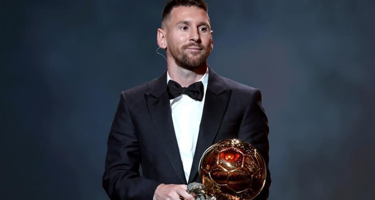 ميسي يفوز بجائزة الكرة الذهبية لأفضل لاعب في العالم للمرة الثامنة
