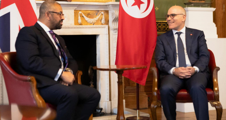 وزير الخارجية يتباحث مع نظيره البريطاني مسألة الهجرة غير النظامية