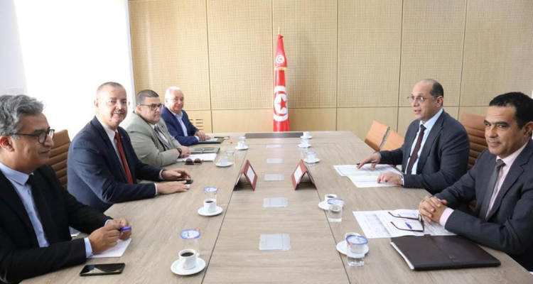 جلسة عمل وزارية لدعم الصيدلية المركزية والهياكل الصحية العمومية