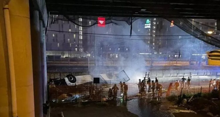 إيطاليا: مصرع 21 شخصا في حادث سقوط حافلة من أعلى جسر