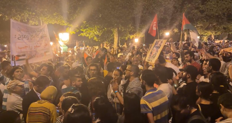 العاصمة : مظاهرة  ليلية أمام السفارة الفرنسية  للتنديد بالهجوم على قطاع غزة