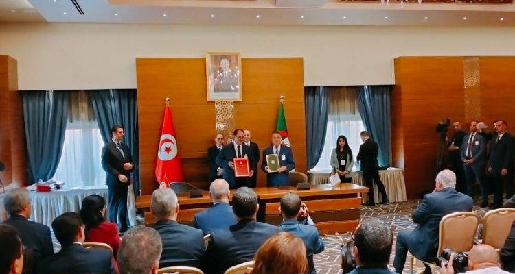 التعاون الامني بين البلدين محور لقاء وزير الداخلية ونظيره الجزائري