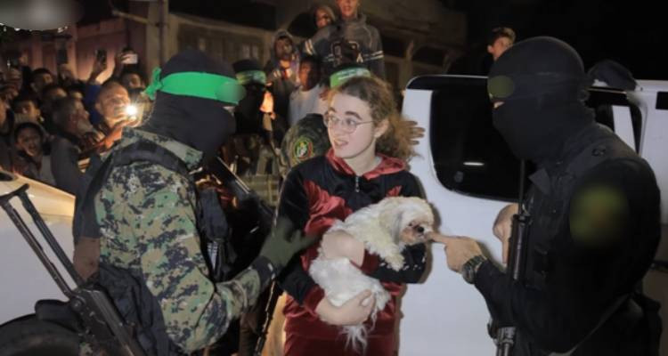 وسط حشد جماهيري وهتافات: الق/سام و س/رايا الق/دس" تسلمان دفعة خامسة من أسرى اس/رائي/ليين