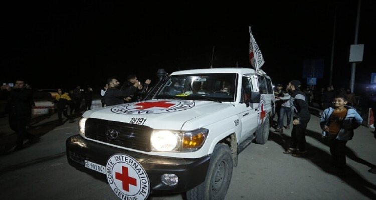 الصليب الأحمر يتسلم 10 أسرى إسرائيليين ضمن الدفعة السادسة في اتفاق التبادل