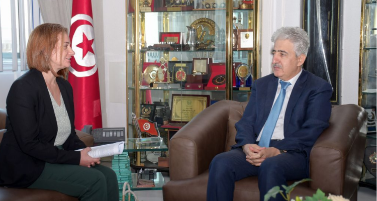 وزير الدفاع يلتقي رئيسة المندوبية الإقليمية للجنة الدولية للصليب الأحمر بتونس