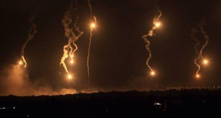 الطيران الإسرا.ئي.لي يطلق قنابل ضوئية في محيط مستشفى الشفاء في غ.ز.ة