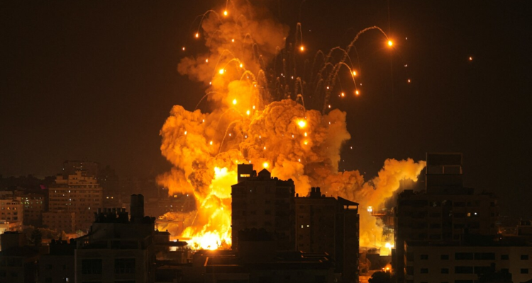 الأعنف منذ 30 يوما: غ.ز.ة تتعرض في هذه الأثناء  لقصف بحراً وبراً وجواً