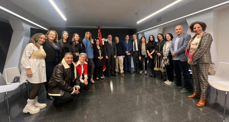 وزير الخارجية يلتقي أفرادا من الجالية التونسية بإسبانيا و يستمع إلى مشاغلهم