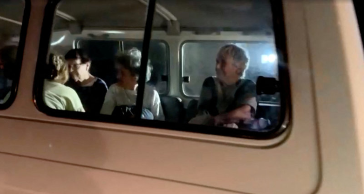 وصول الرهائن المفرج عنهم من جانب ح/ما/س الى إس/رائي/ل