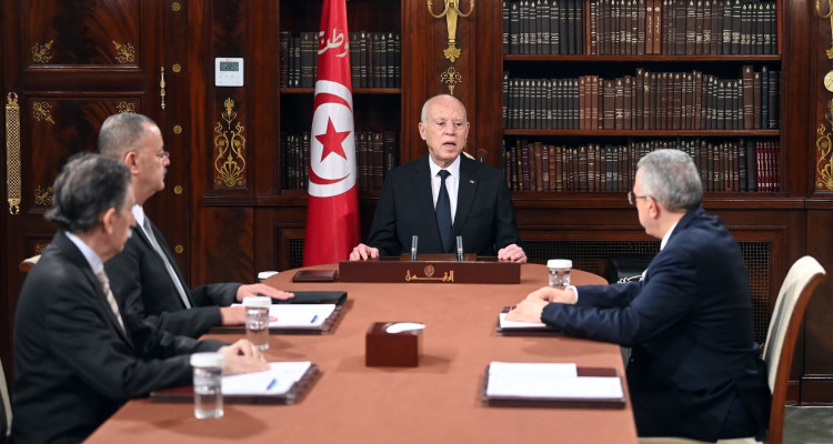 رئيس الدولة يتباحث مع عدد من الوزراء إجراءات استقبال  الجرحى الفلسطينيين