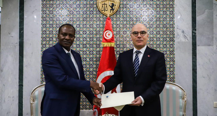 وزير الخارجية يتسلم نسخة من أوراق اعتماد السفير الكونغولي الجديد لدى تونس