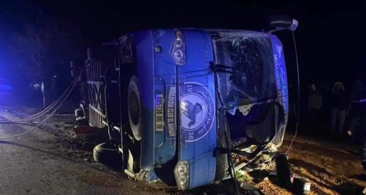 الجزائر: مصرع شخصان وإصابة 8 آخرين  في حادث انقلاب حافلة تقلّ لاعبين