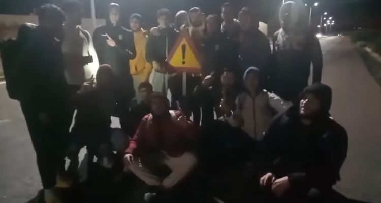 كاتب عام فريق بعث بني خيار ينزل اللاعبين من الحافلة في مدخل مدينة الحمامات وجامعة كرة اليد تتدخّل