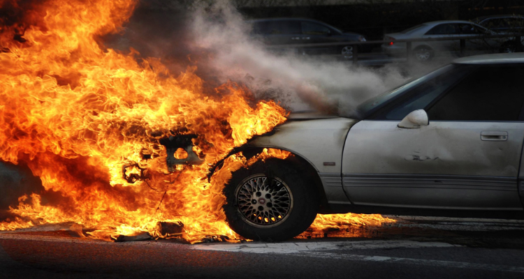 غار الدماء: حريق بمستودع الديوانة يأتي على 10 سيارات