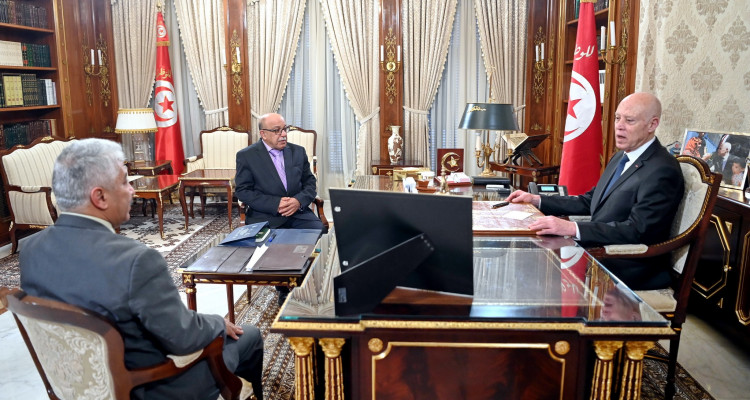 الرئيس سعيّد لوزير التشغيل: عرق الرجال والنساء حوّلته بعض الشركات إلى بضاعة وصرفت لهم أبخس الأجور