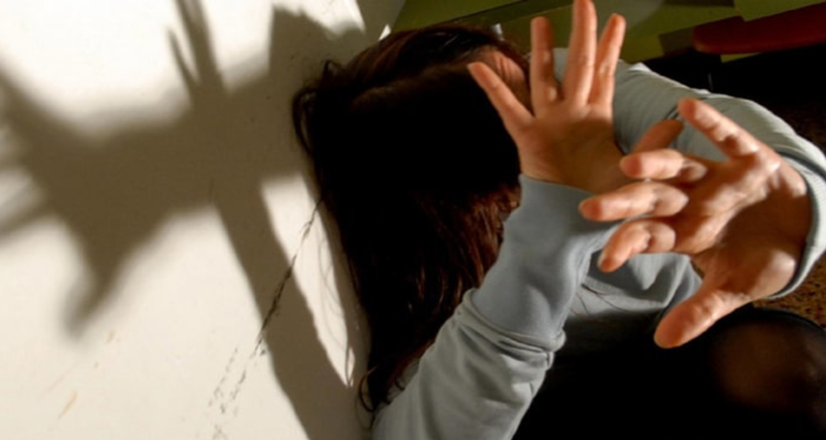 نابل: فتاة تعتدي بالعنف الشديد على رئيسة فرع اتصالات ومساعدتها