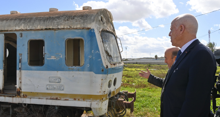 رئيس الدولة يؤدي زيارة غير معلنة إلى مستودع القطارات ومحطة المترو  بتونس البحرية