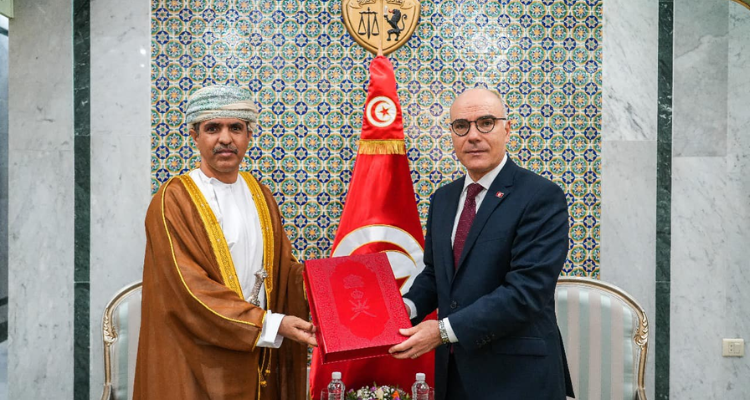 وزير الخارجية يتسلم رسالة خطية موجهة الى رئيس الجمهورية من قبل سلطان عمان