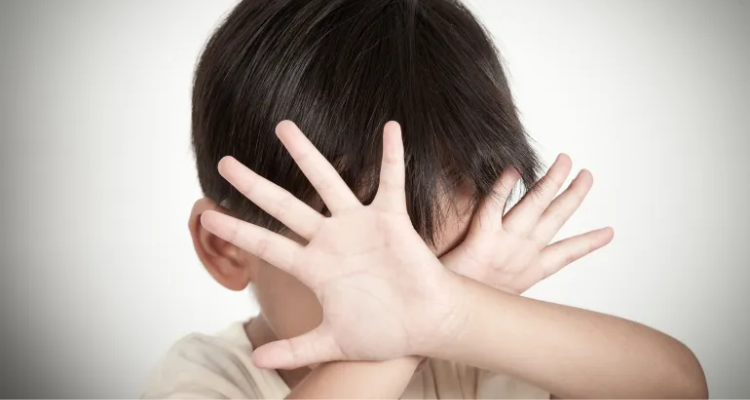 أحالت أحدهما على الانعاش: أم تعتدي بالعنف الشديد على طفليْها