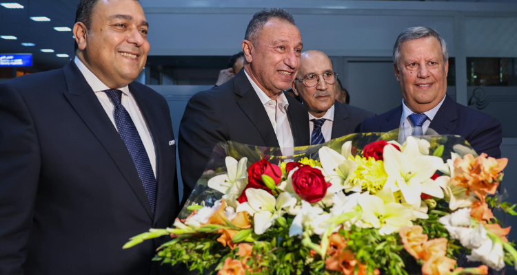 الخطيب على رأس وفد الأهلي في استقبال بعثة الترجي التونسي بمطار القاهرة