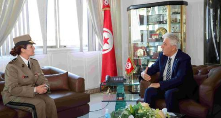 وزير الدفاع الوطني يكرّم الرائد أحلام الدوزي