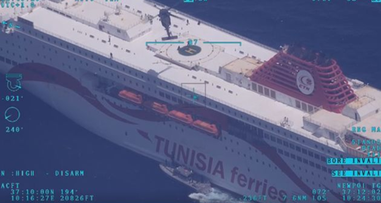 وحدات بحرية مدعومة بمروحيتين عسكريتين تنفذ عملية بيضاء بخليج تونس