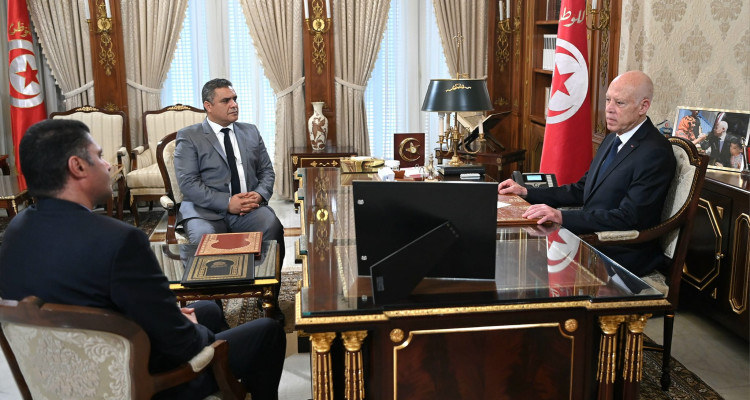 الاستعدادات  لتوفير أحسن الظروف لعودة التونسيين المقيمين بالخارج محور لقاء سعيّد ووزير الداخلية