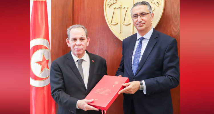 رئيس الحكومة يَتلقَى التقرير الختامي للجنة القيادة الخاصة باجراء تدقيق شامل  لعمليات الانتداب بالقطاع العمومي