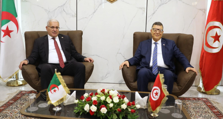بودربالة ونظيره الجزائري يؤكدان الحرص على توطيد العلاقات بين البلدين