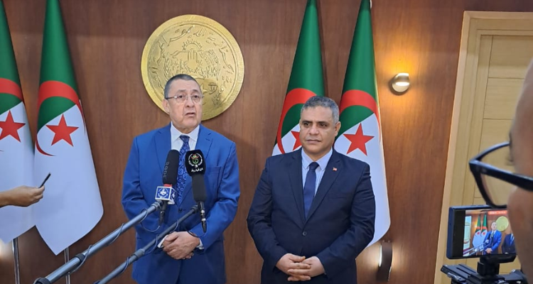 وزير الداخلية يبحث مع نظيره الجزائري جملة من الملفات